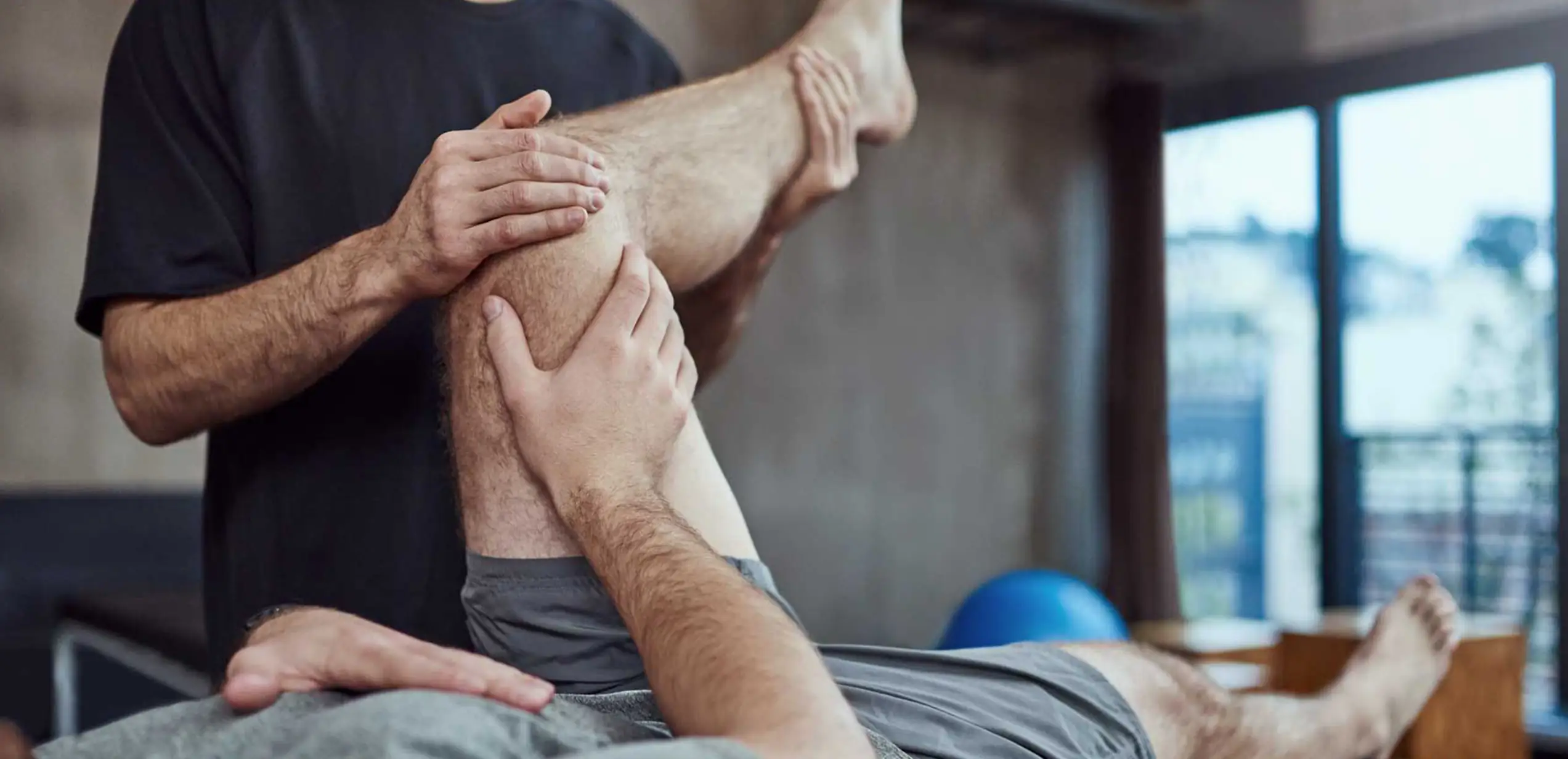 Flexion des genoux par un kiné